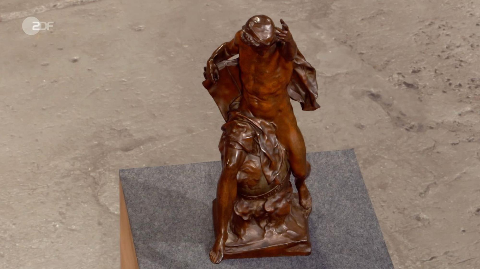 Eine Skulptur aus dem Familienbesitz ordnete Bianca Berding dem französischen Bildhauer Émile Picot zu. (Bild: ZDF)