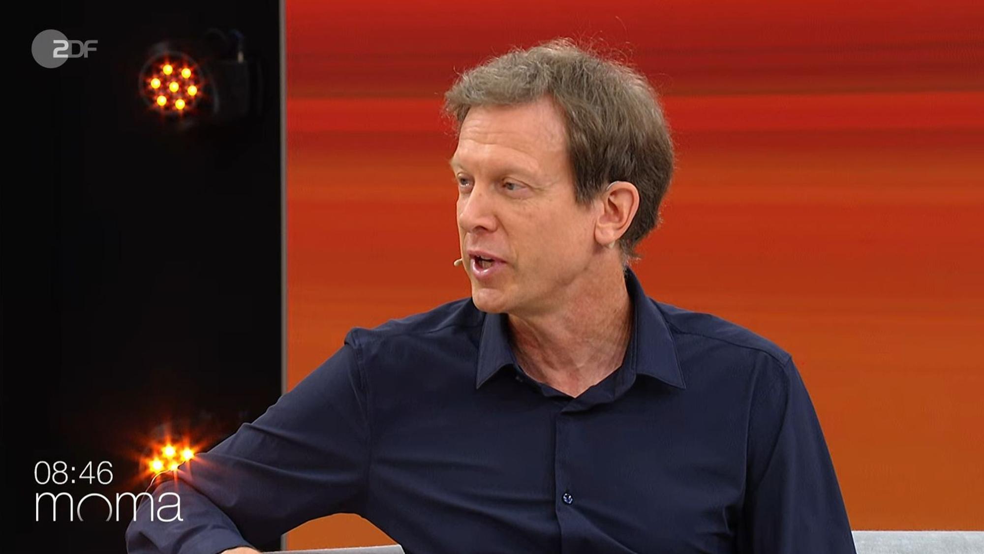 Im ZDF-Moma hat Autor Ronald Reng seine Beobachtungen zum deutschen WM-Aus geteilt. (Bild: ZDF)