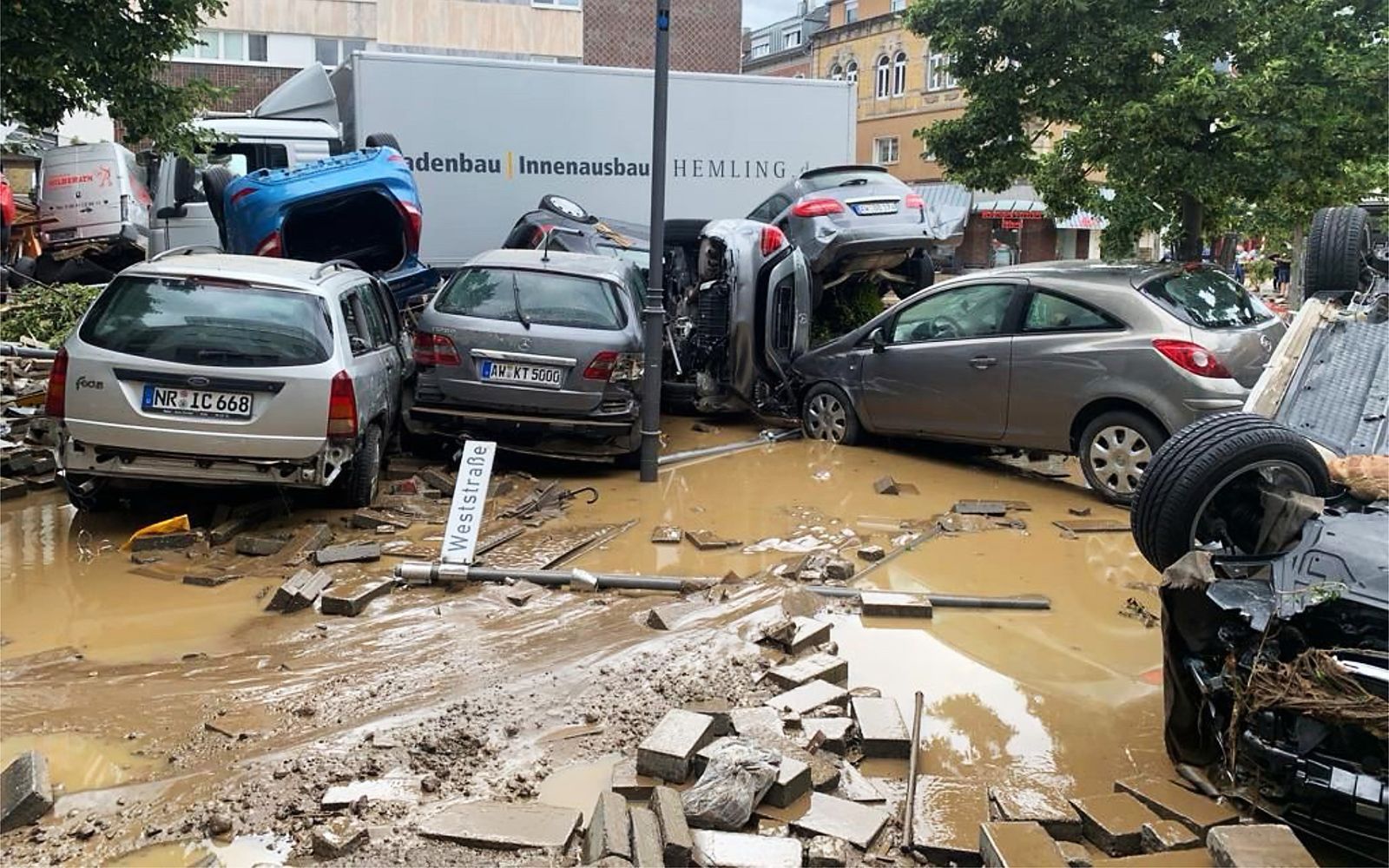 Im Juli 2021 hinterließ eine Flutkatastrophe in Bad Neuenahr eine Spur der Verwüstung. (Bild:  WDR / privat)