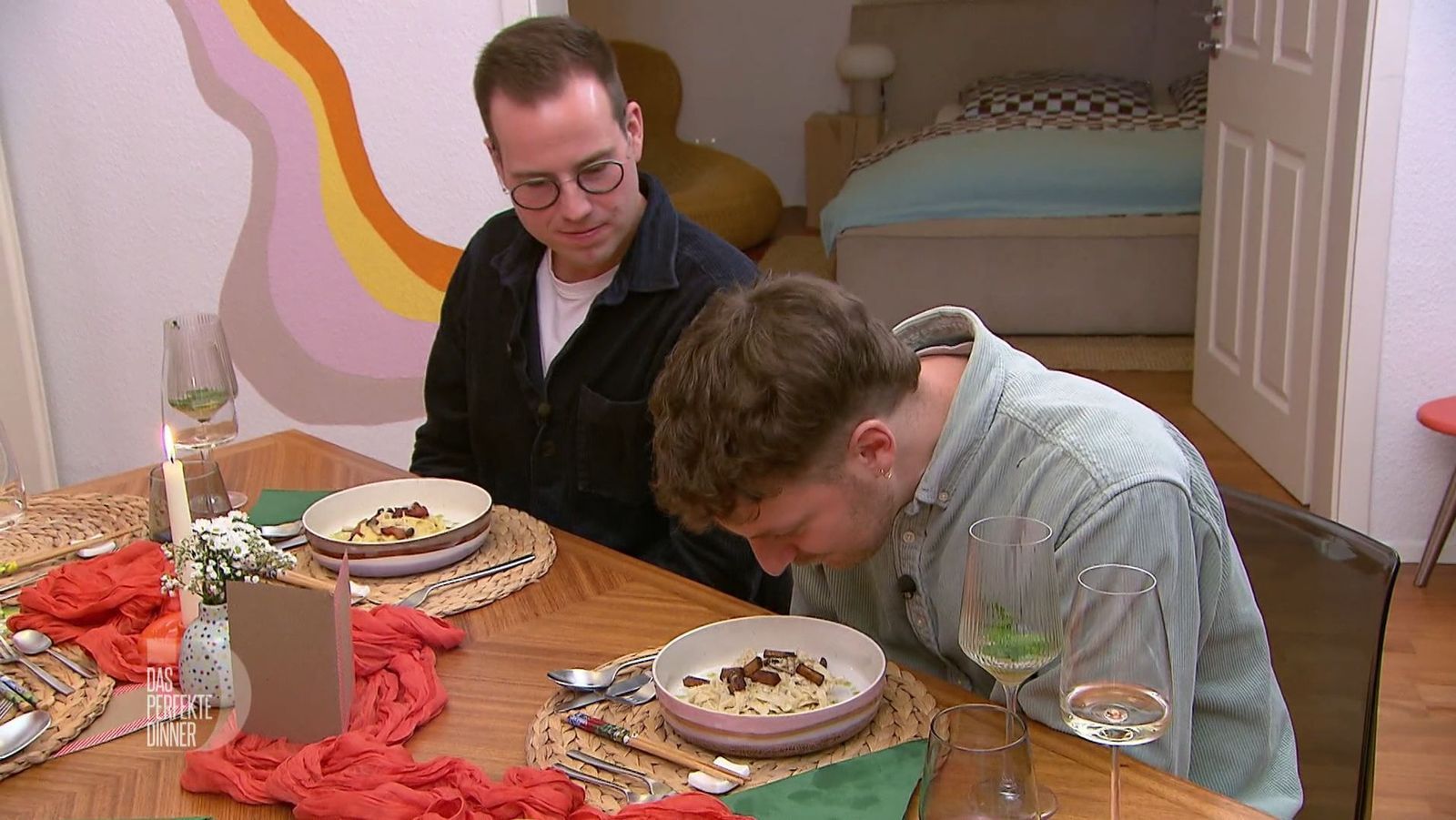 Die Carbonara - für Jonas (links) nicht-vegan, für Niclas vegan - riecht schon mal gut.
 (Bild: RTL)