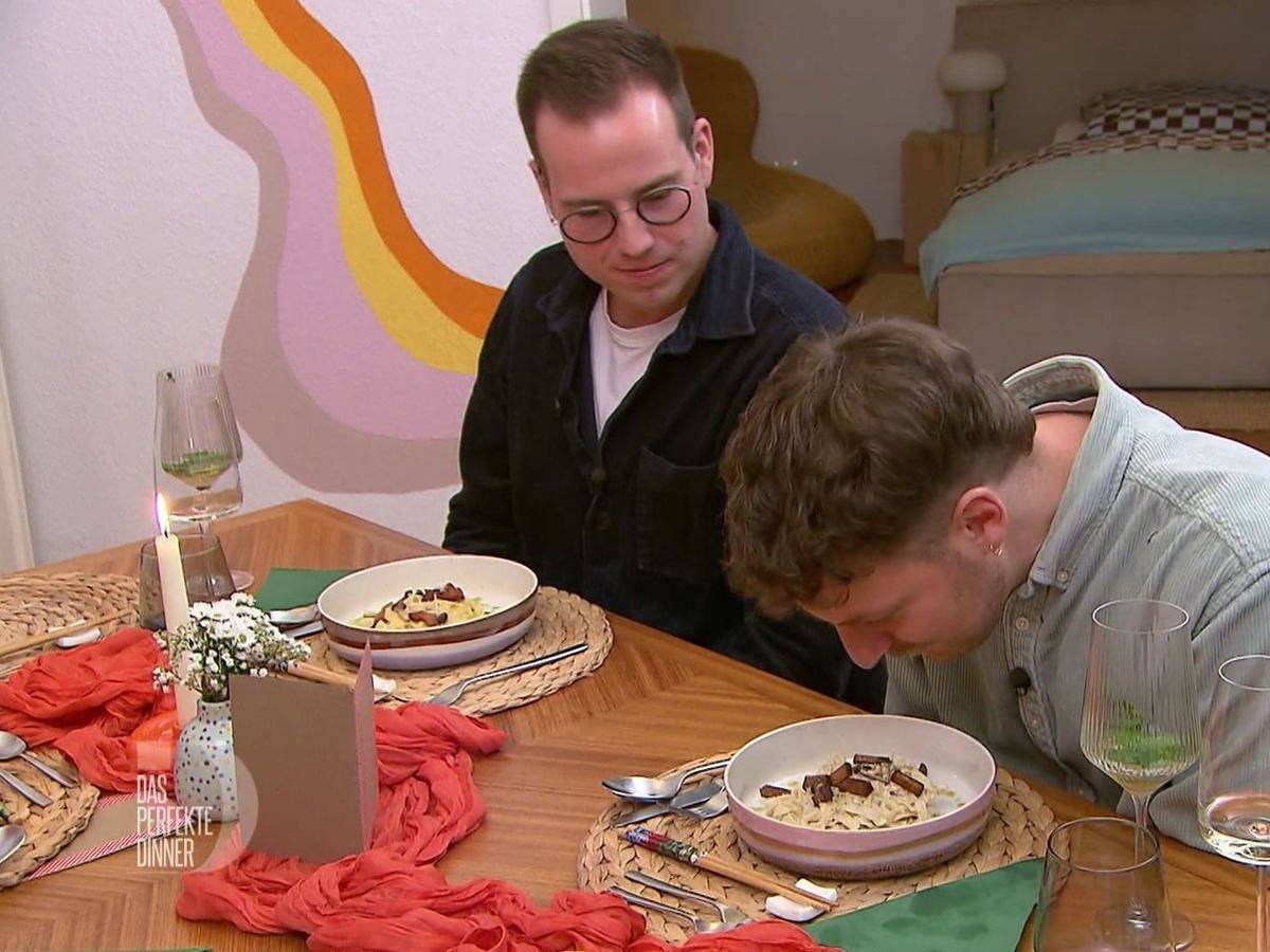 Die Carbonara - für Jonas (links) nicht-vegan, für Niclas vegan - riecht schon mal gut.
(Bild: RTL)