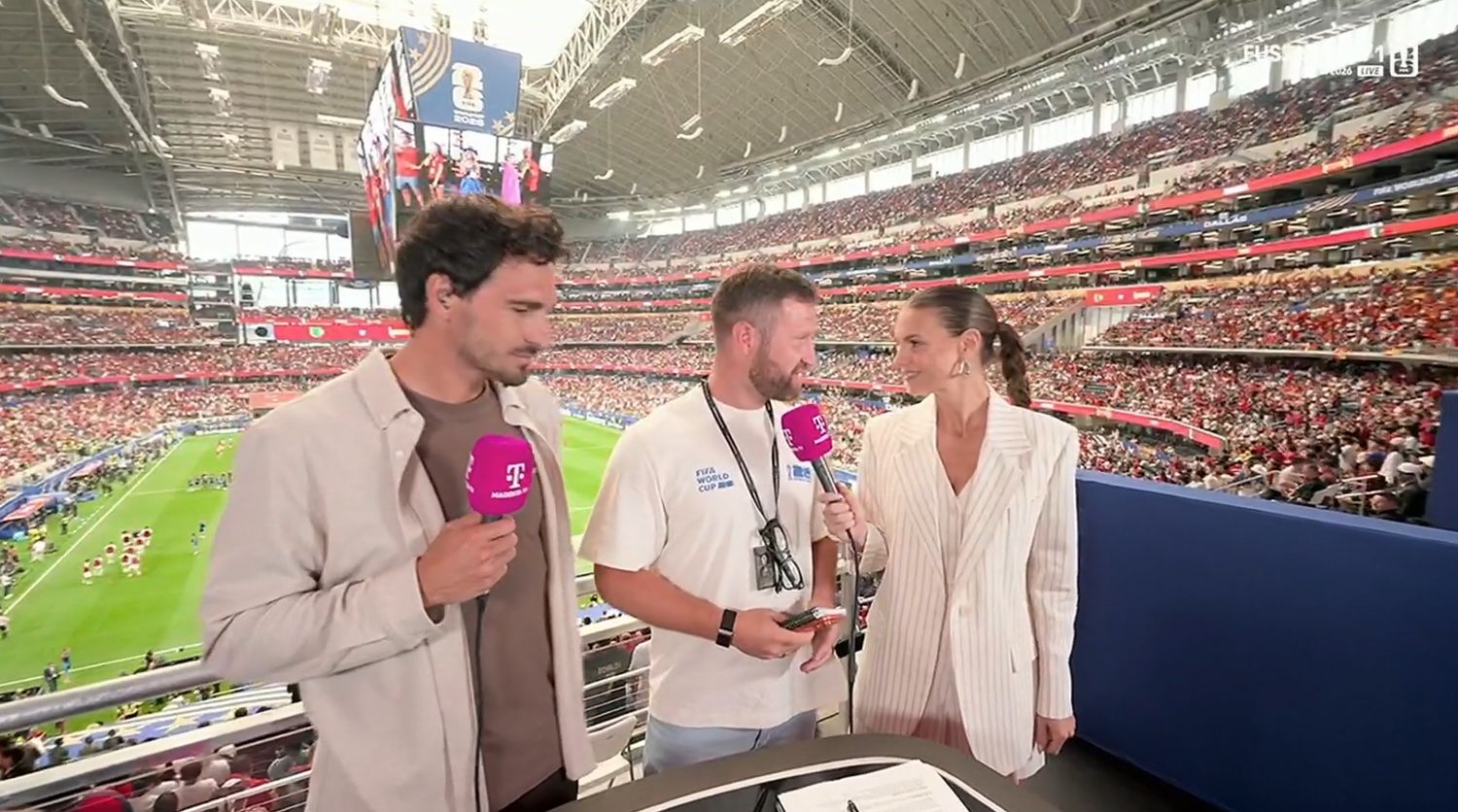 Shkodran Mustafi zusammen mit Mats Hummels und Laura Wontorra bei MagentaTV.