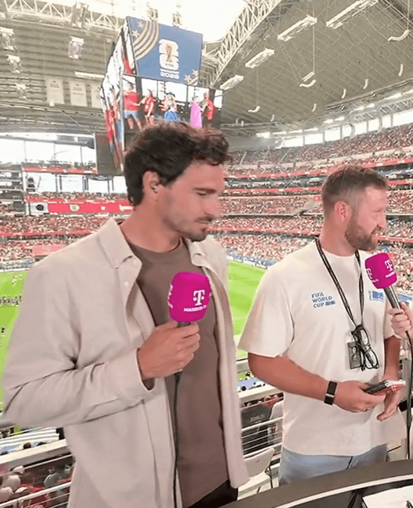 Shkodran Mustafi zusammen mit Mats Hummels und Laura Wontorra bei MagentaTV.