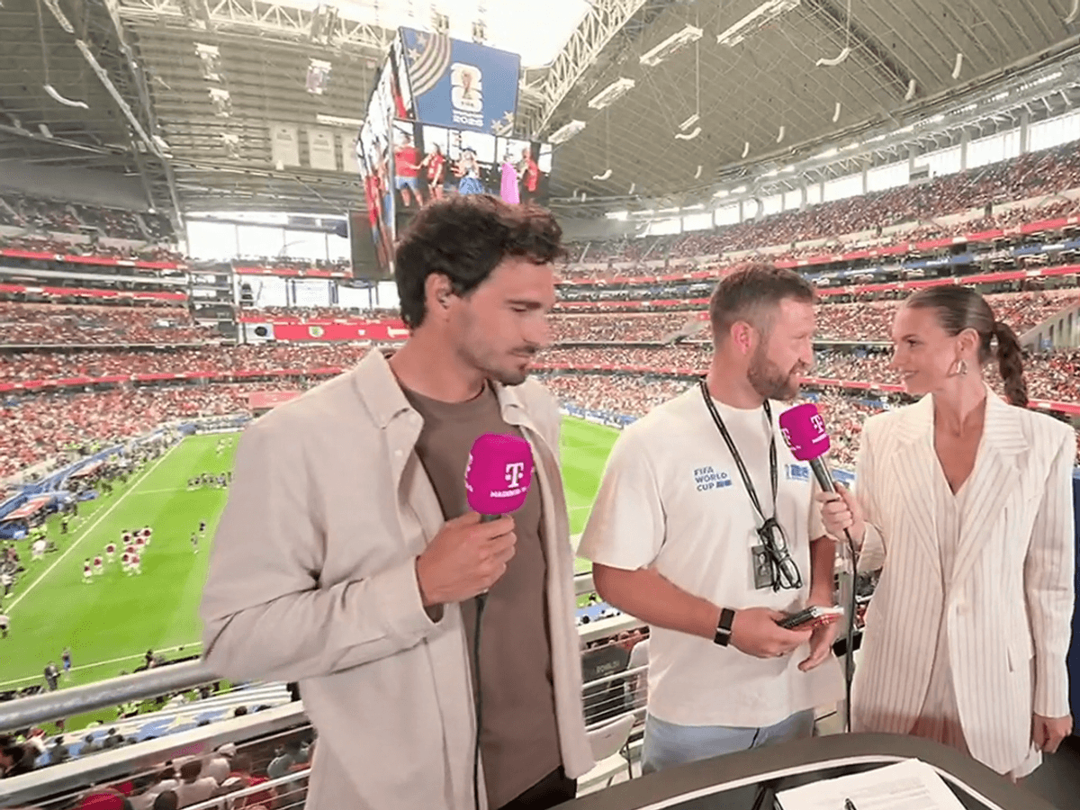 Shkodran Mustafi zusammen mit Mats Hummels und Laura Wontorra bei MagentaTV.
