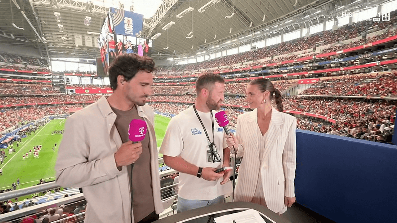 Shkodran Mustafi zusammen mit Mats Hummels und Laura Wontorra bei MagentaTV.