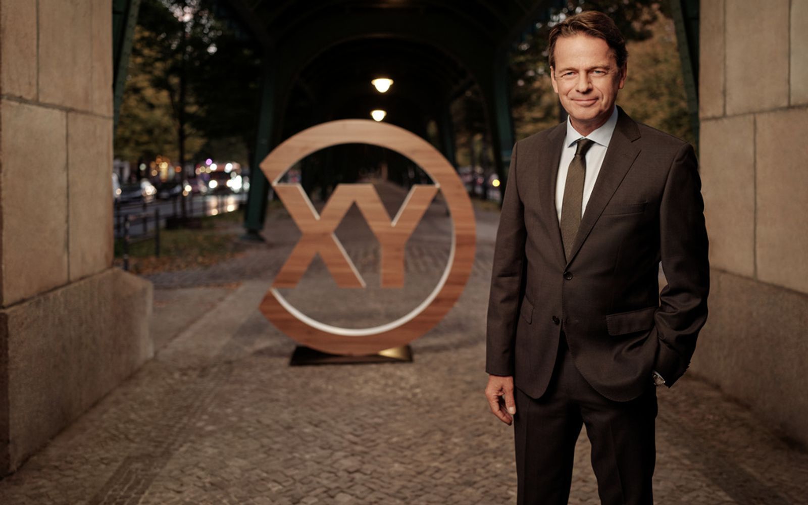In einer live ausgestrahlten Sonderausgabe von „Aktenzeichen XY“ stellt Rudi Cerne von Vermisstenfälle vor. (Bild: ZDF/Tobias Schult)