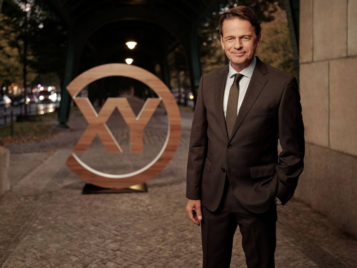 In einer live ausgestrahlten Sonderausgabe von „Aktenzeichen XY“ stellt Rudi Cerne von Vermisstenfälle vor. (Bild: ZDF/Tobias Schult)