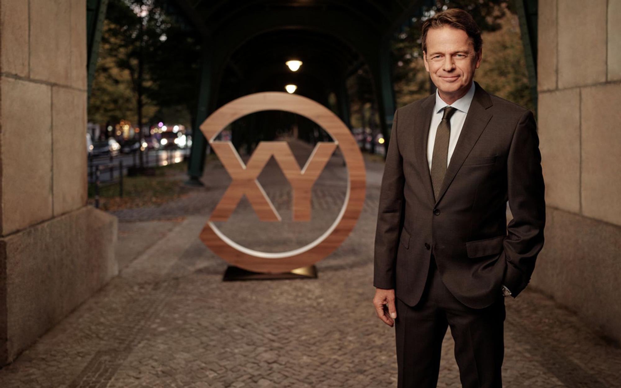 In einer live ausgestrahlten Sonderausgabe von „Aktenzeichen XY“ stellt Rudi Cerne von Vermisstenfälle vor. (Bild: ZDF/Tobias Schult)
