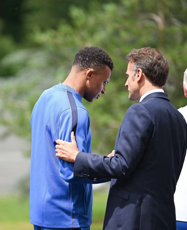 Kylian Mbappé spricht bei einem Treffen mit Emmanuel Macron.