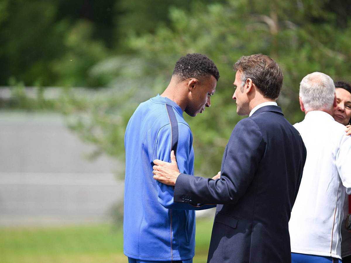 Kylian Mbappé spricht bei einem Treffen mit Emmanuel Macron.