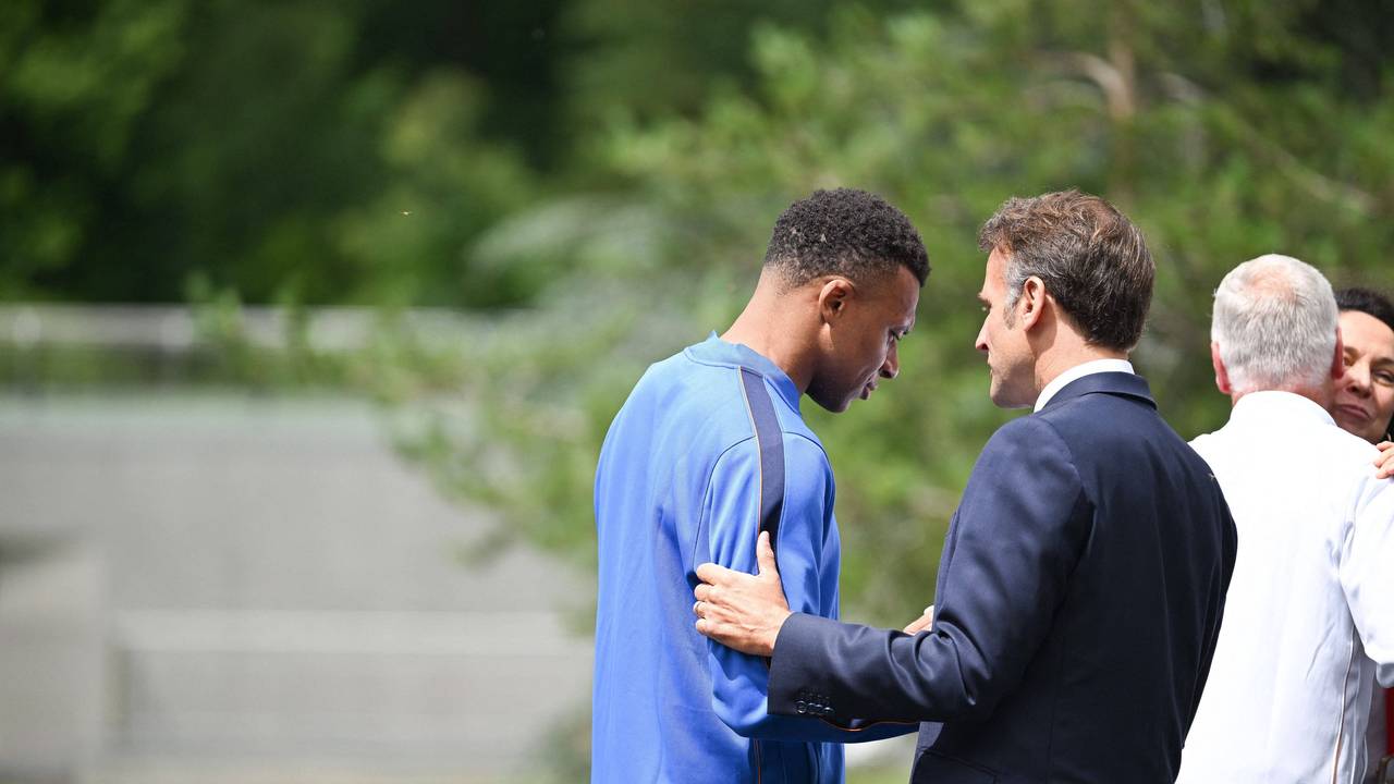 Kylian Mbappé spricht bei einem Treffen mit Emmanuel Macron.