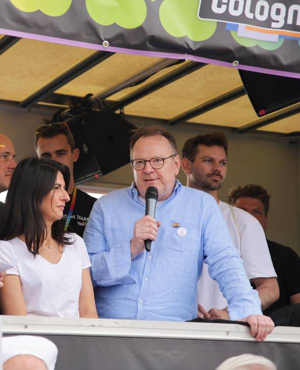 Karl Lauterbach (links), Serap Güler neben OB Köln Torsten Burmester (rechts).