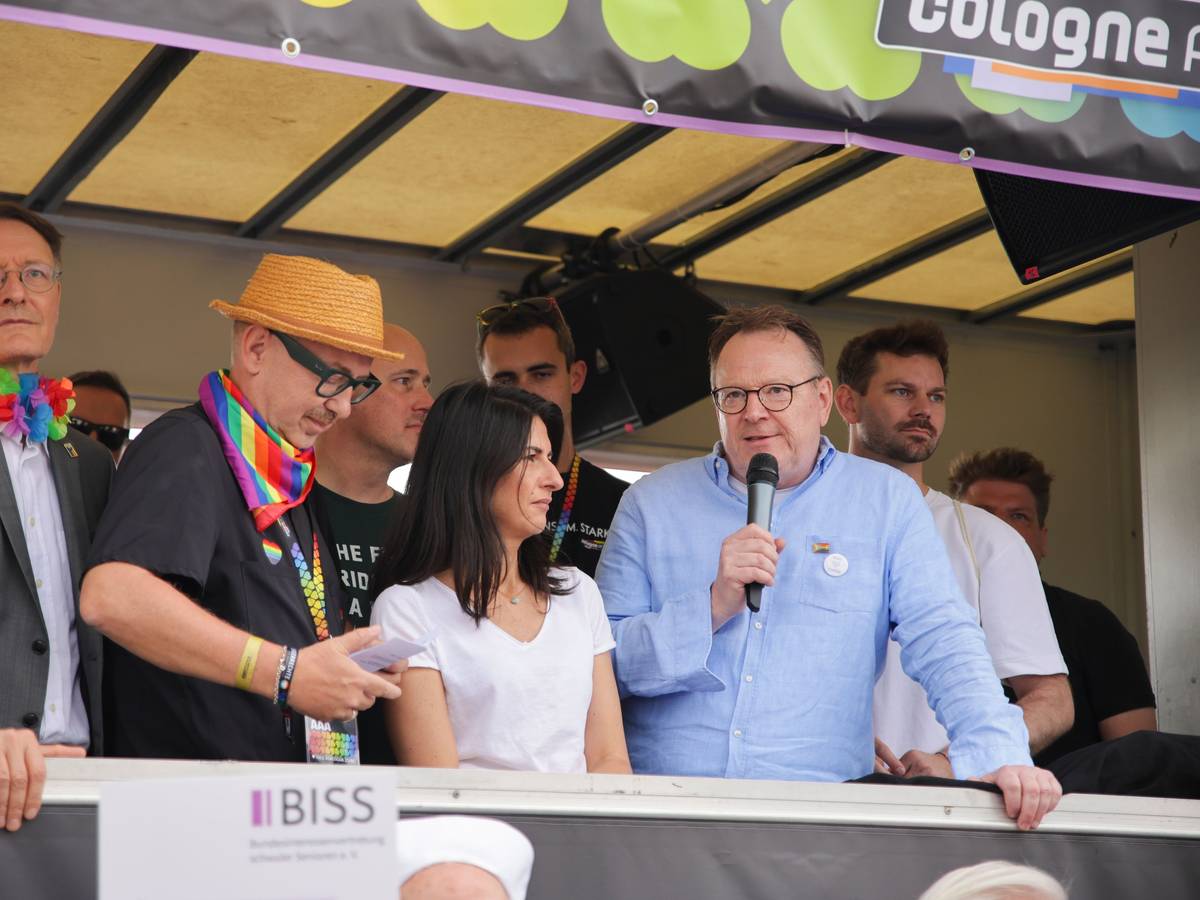 Karl Lauterbach (links), Serap Güler neben OB Köln Torsten Burmester (rechts).