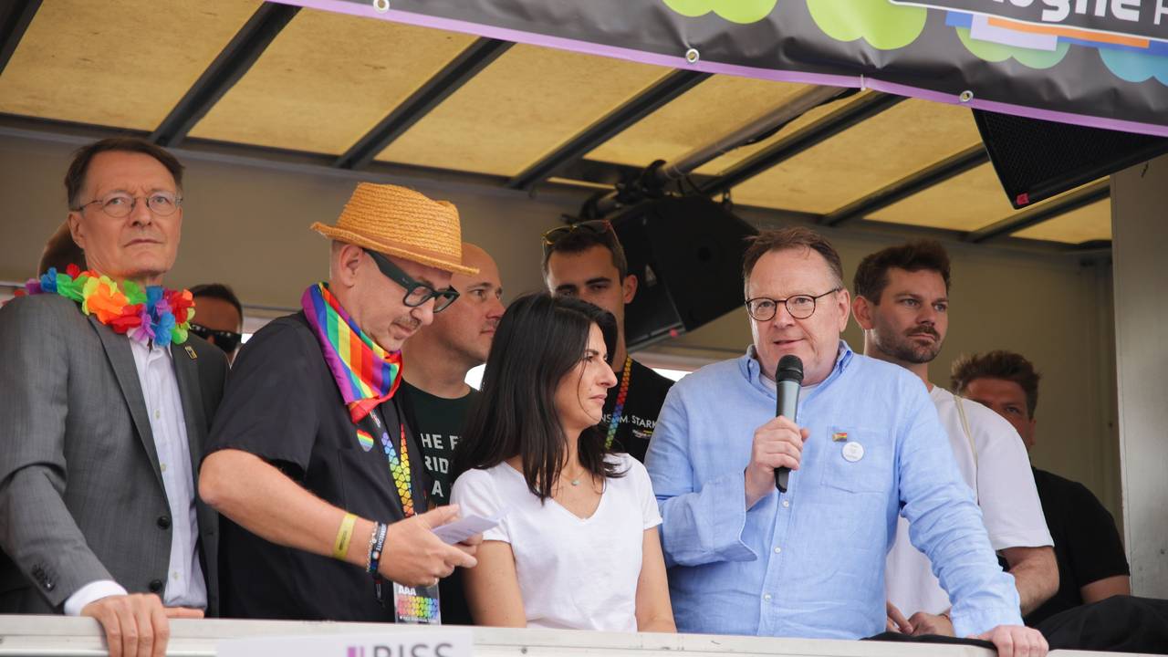 Karl Lauterbach (links), Serap Güler neben OB Köln Torsten Burmester (rechts).