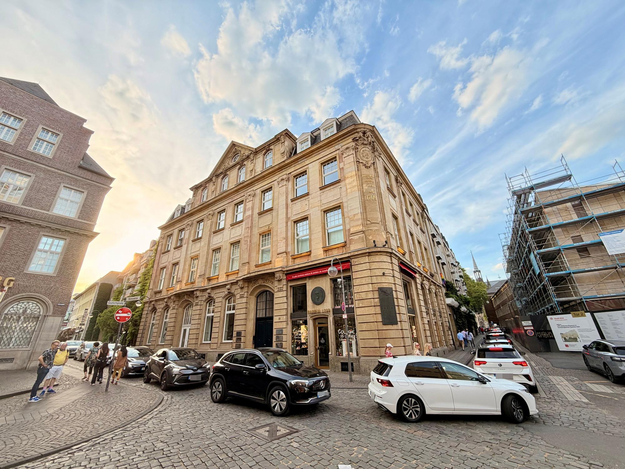 Bis zum Farina-Duftmuseum und zum Historischen Rathaus standen die Autos.