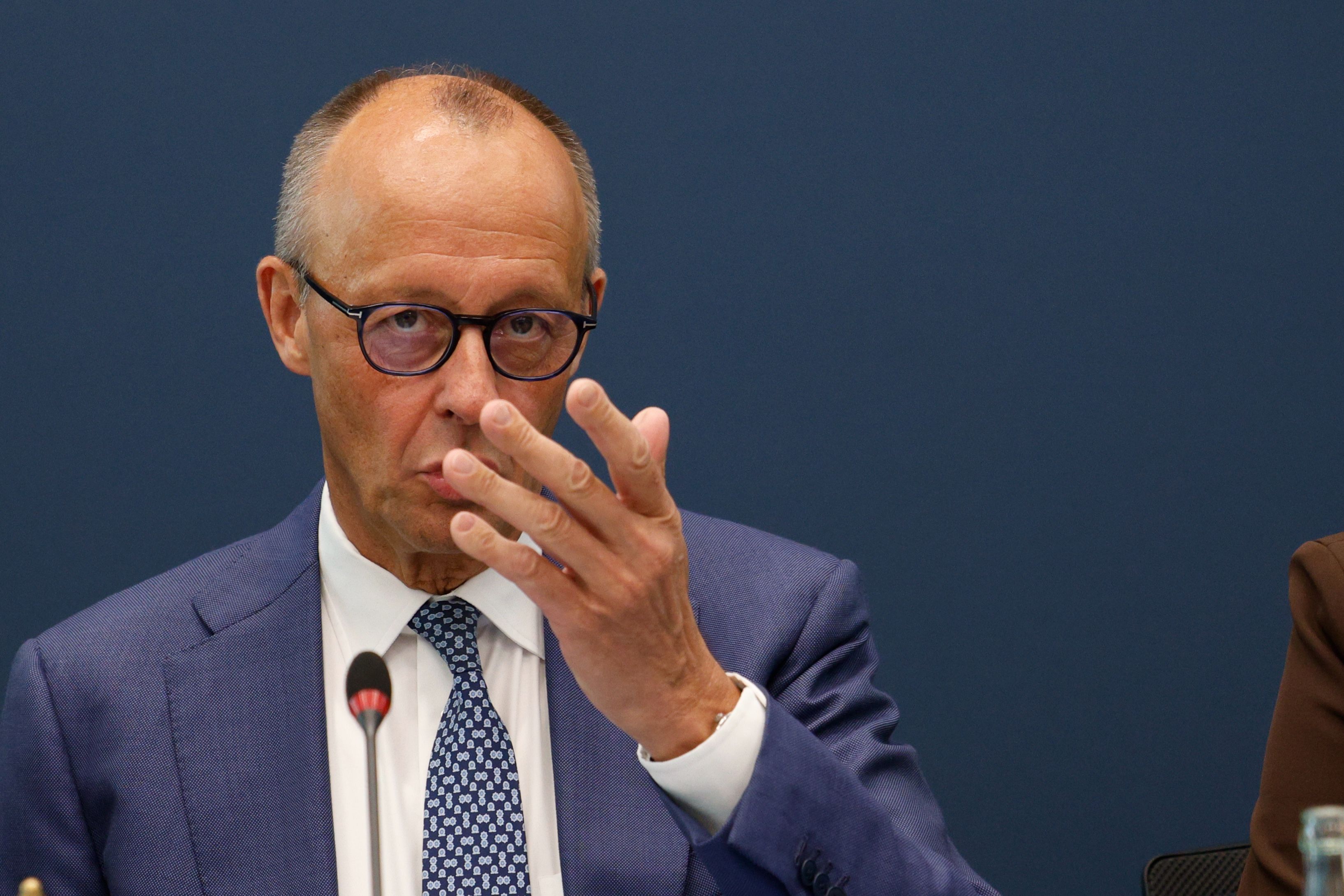 Bundeskanzler Friedrich Merz (CDU) spricht vor Beginn der Sitzung des CDU-Bundesvorstands im Konrad-Adenauer-Haus.