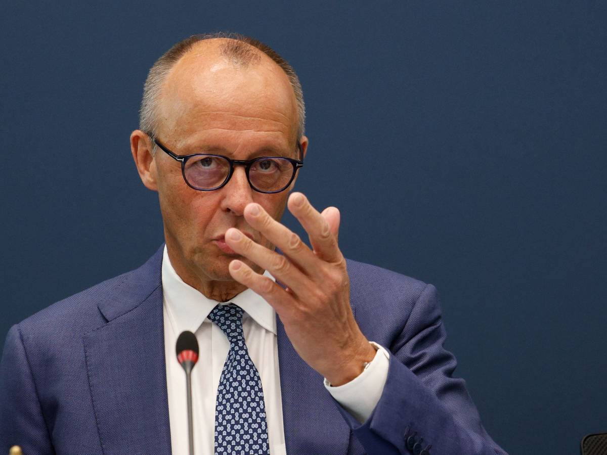 Bundeskanzler Friedrich Merz (CDU) spricht vor Beginn der Sitzung des CDU-Bundesvorstands im Konrad-Adenauer-Haus.