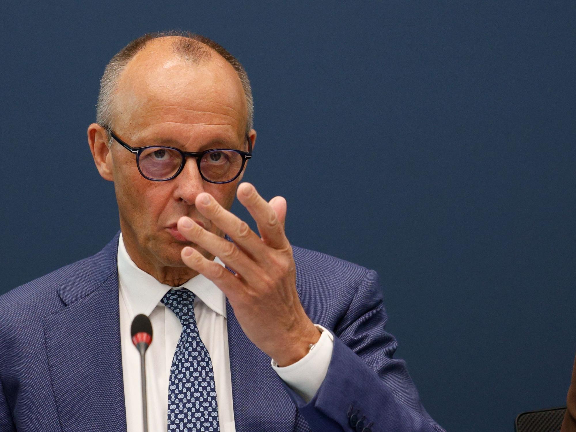 Bundeskanzler Friedrich Merz (CDU) spricht vor Beginn der Sitzung des CDU-Bundesvorstands im Konrad-Adenauer-Haus.