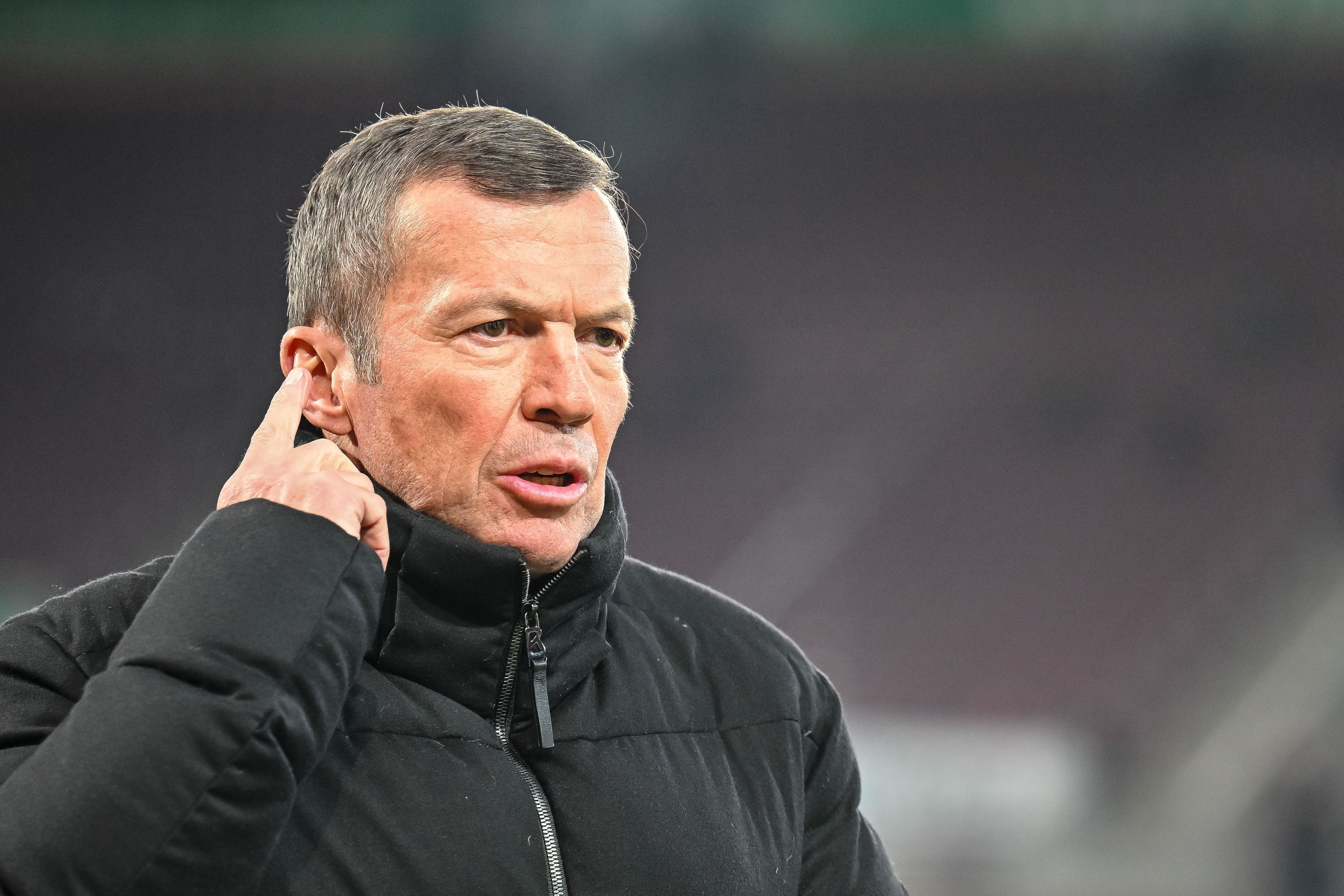 TV Experte Lothar Matthäus mit der Hand am Ohr