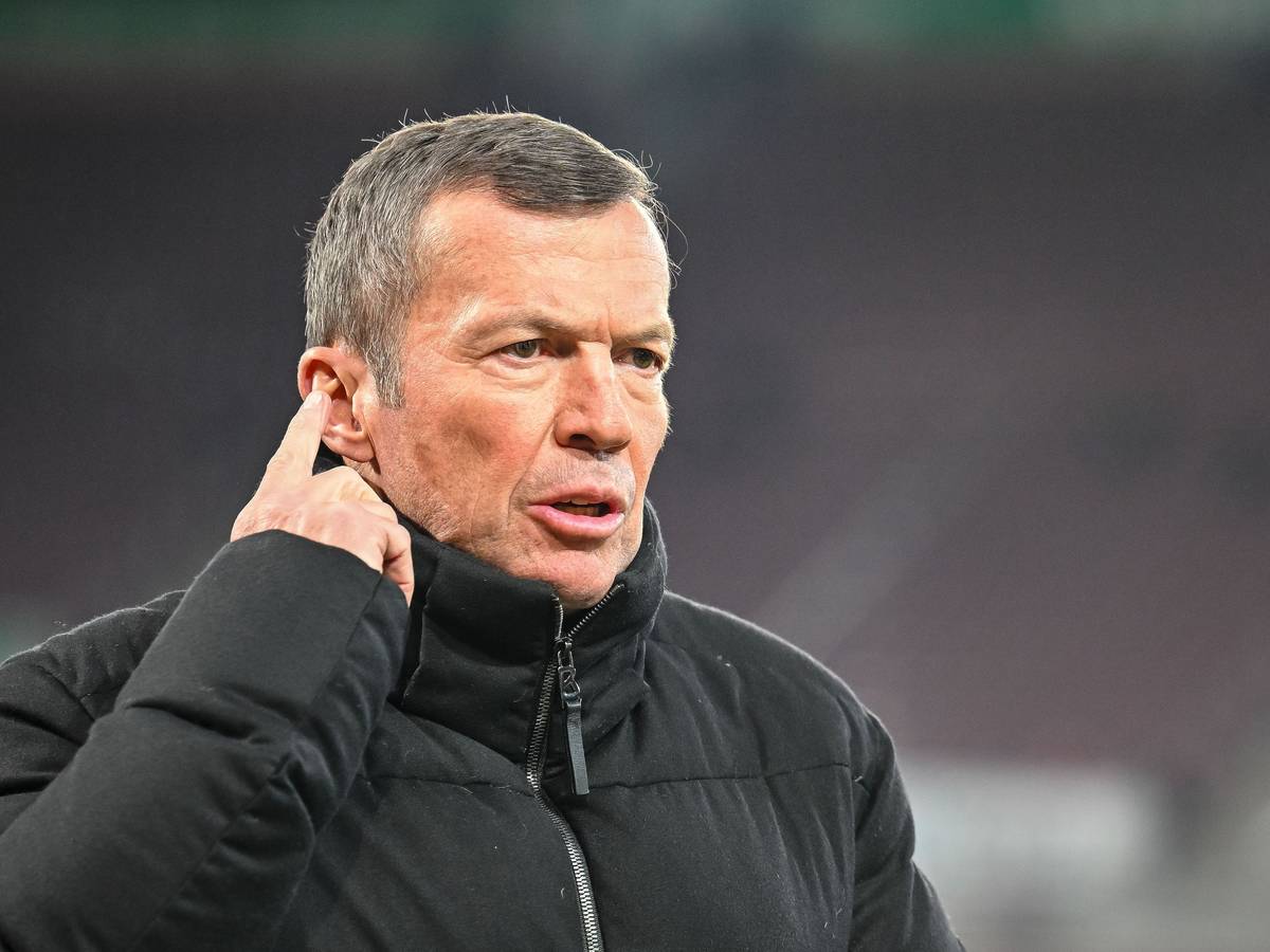 TV Experte Lothar Matthäus mit der Hand am Ohr