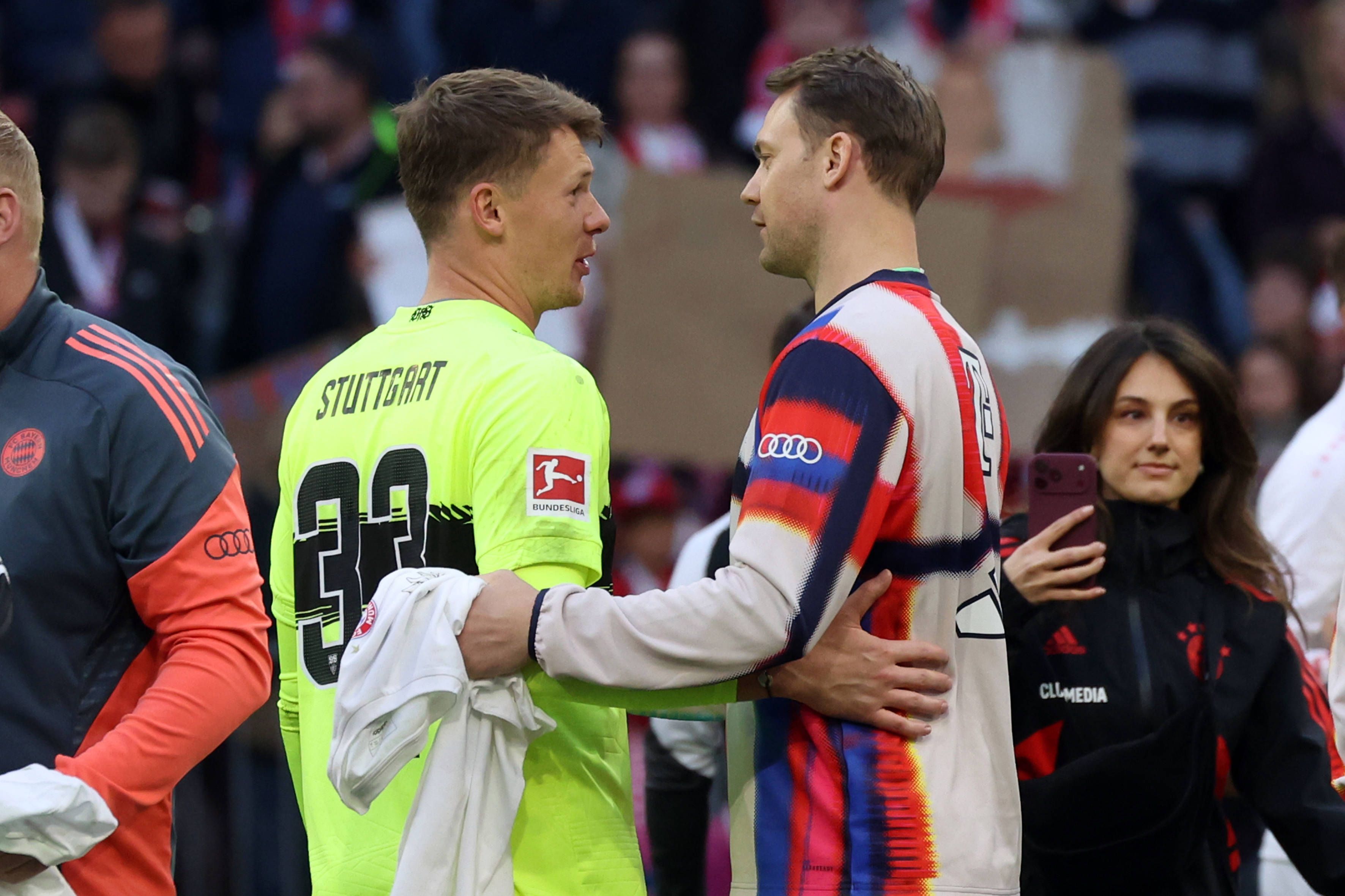 Alexander Nübel und Manuel Neuer sprechen auf dem Platz miteinander.
