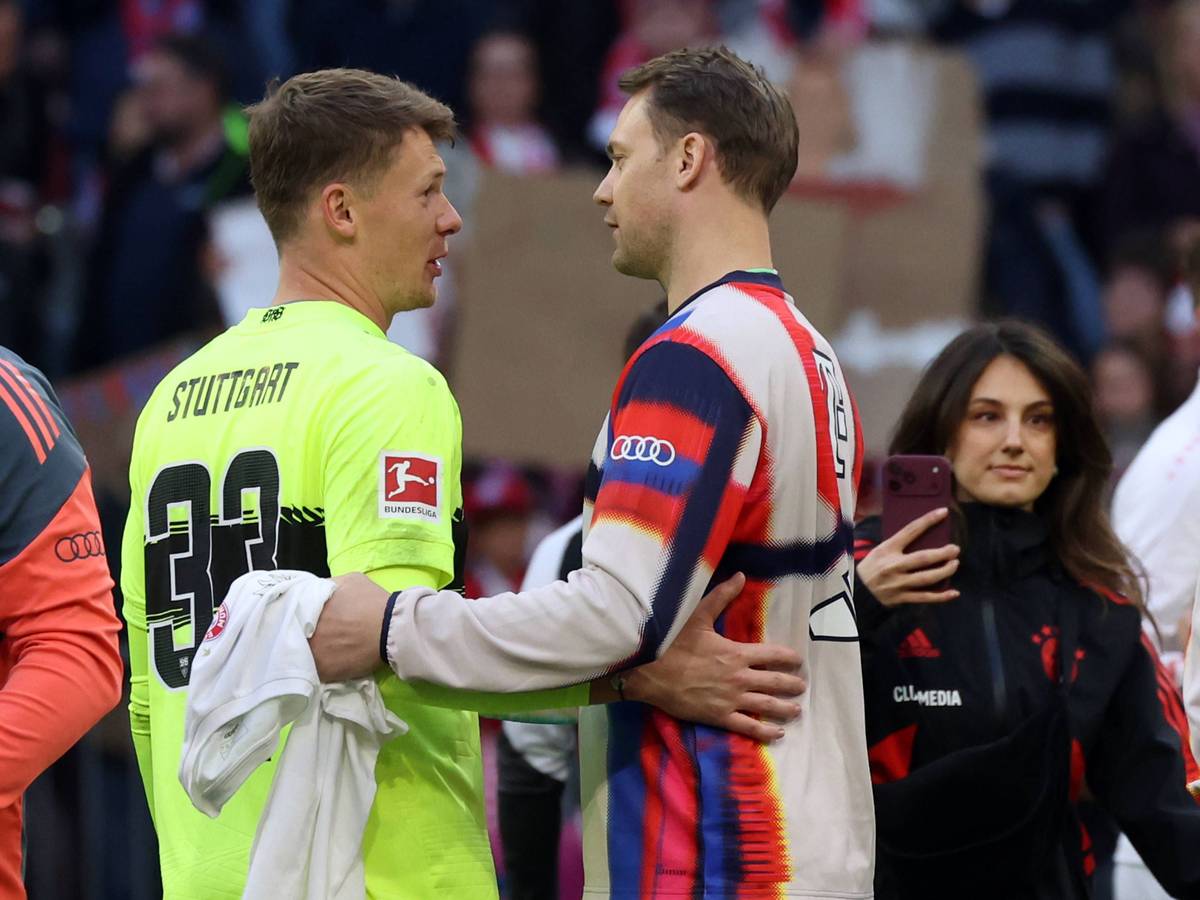 Alexander Nübel und Manuel Neuer sprechen auf dem Platz miteinander.