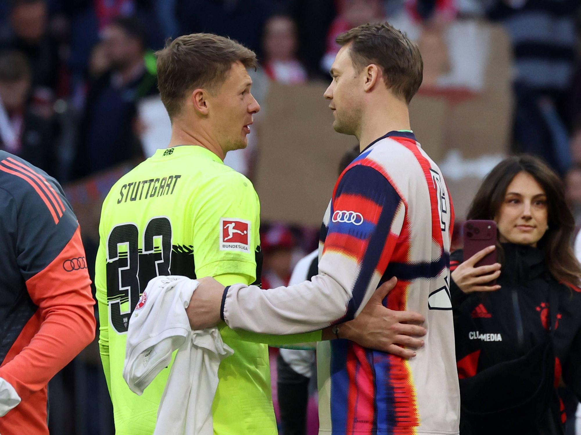 Alexander Nübel (l.) und Manuel Neuer unterhalten sich nach dem Spiel.