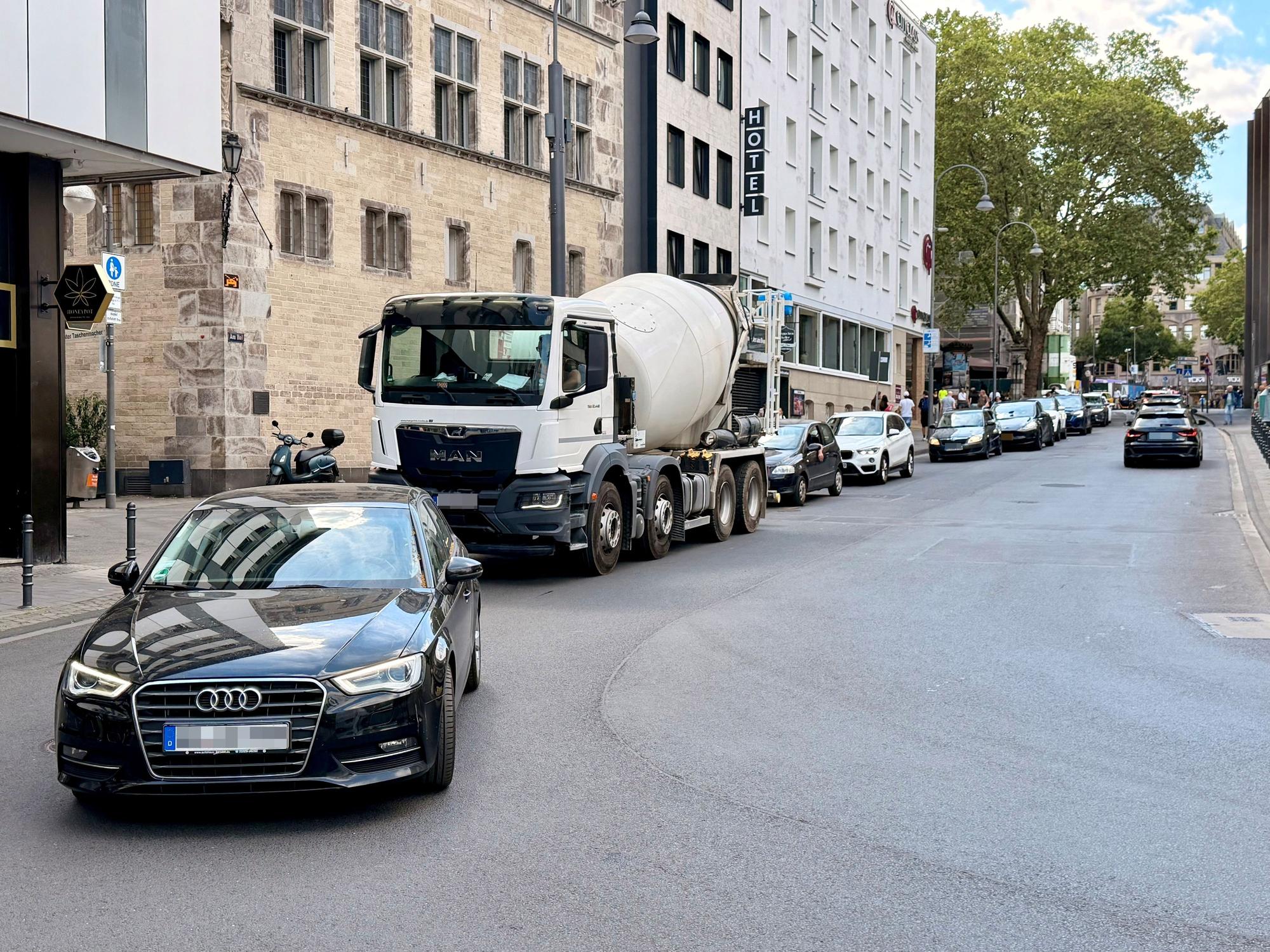Die Autos stauten sich auch auf der Straße Am Hof.