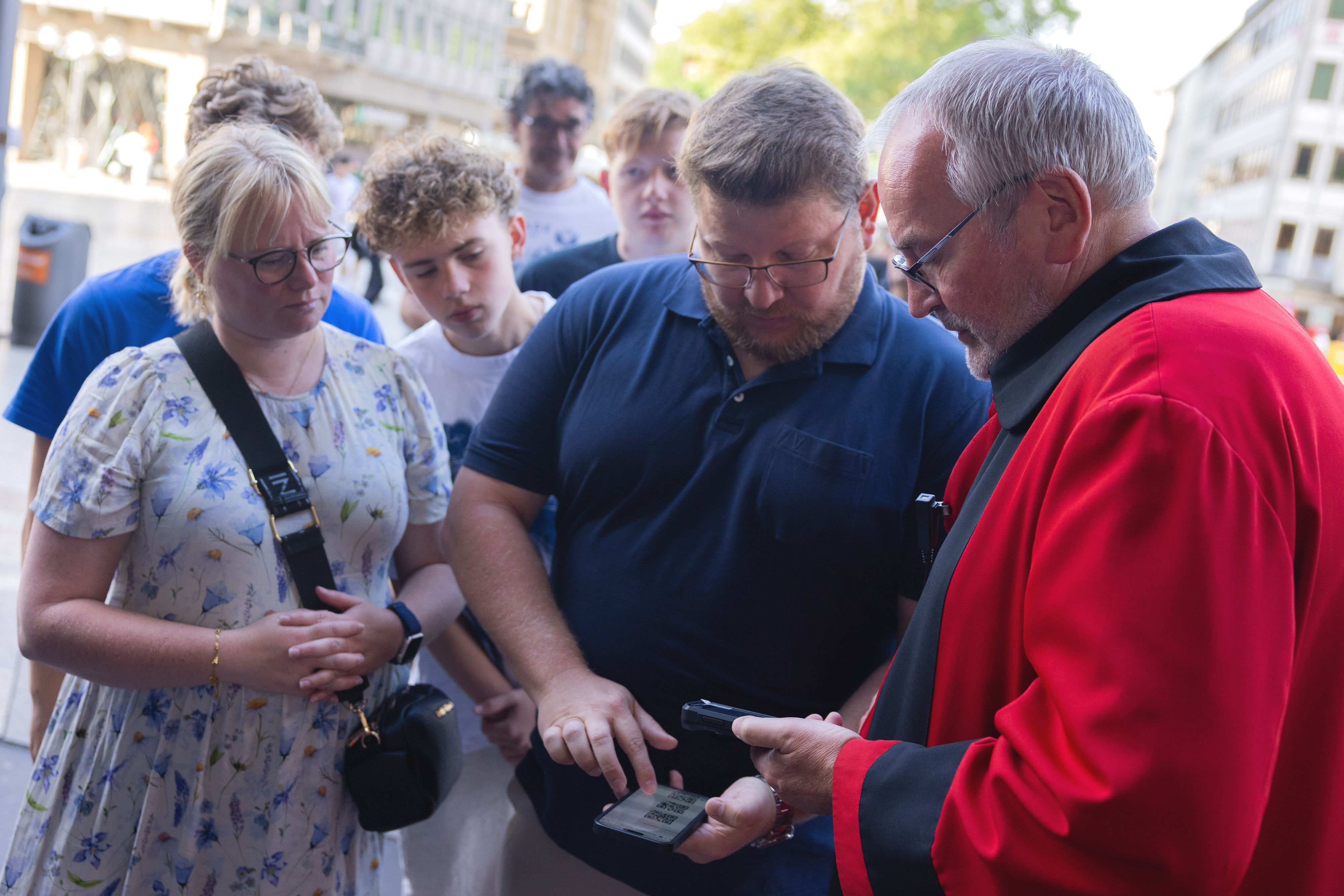 Ein Domschweizer (r) kontrolliert Tickets vor dem Haupteingang des Kölner Doms.