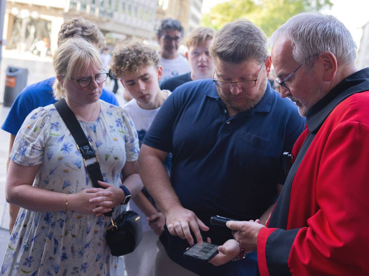 Ein Domschweizer (r) kontrolliert Tickets vor dem Haupteingang des Kölner Doms.