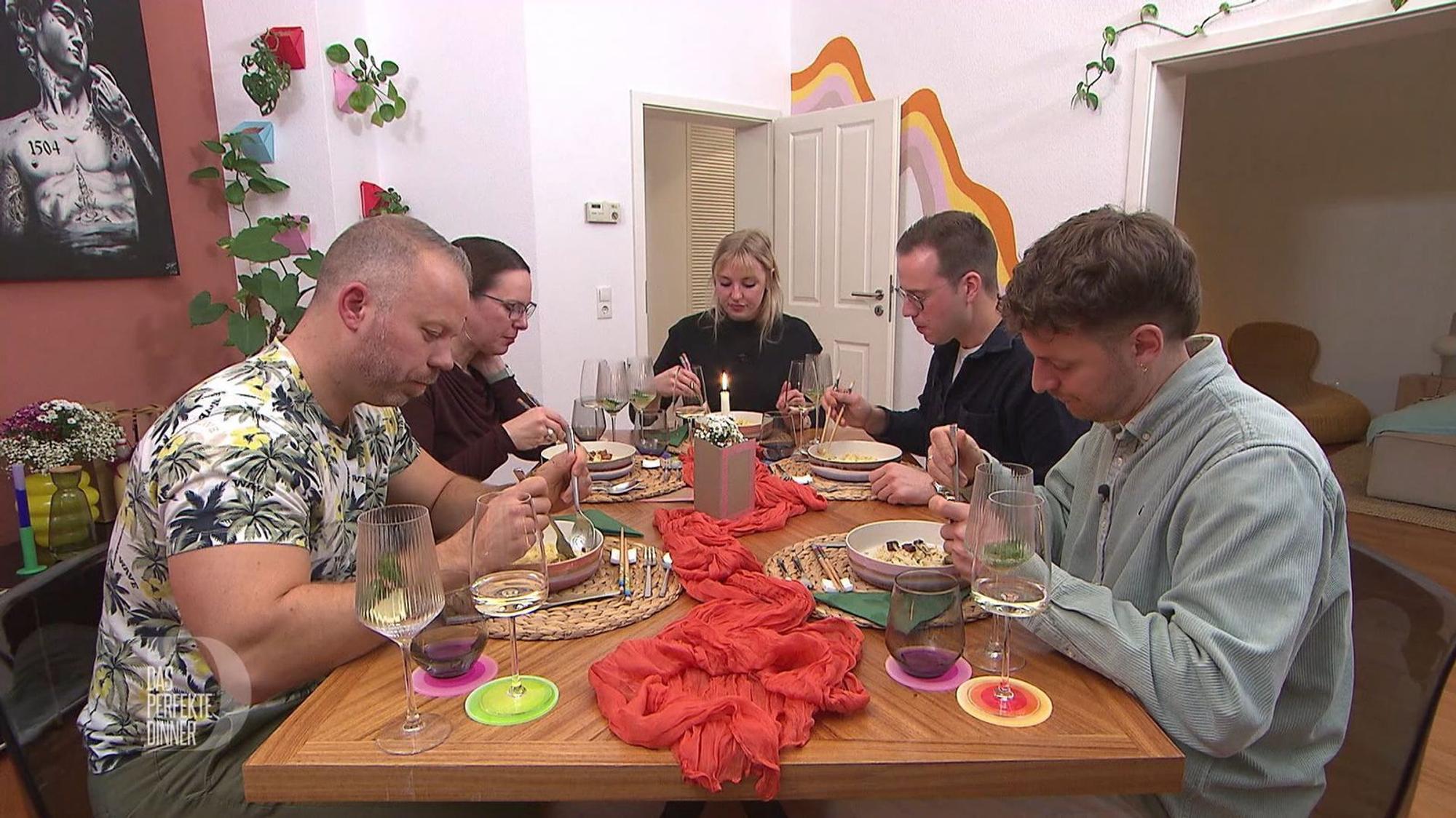 Sabrina, Franzi und Jonas essen die Carbonara mit Stäbchen.
(Bild: RTL)
