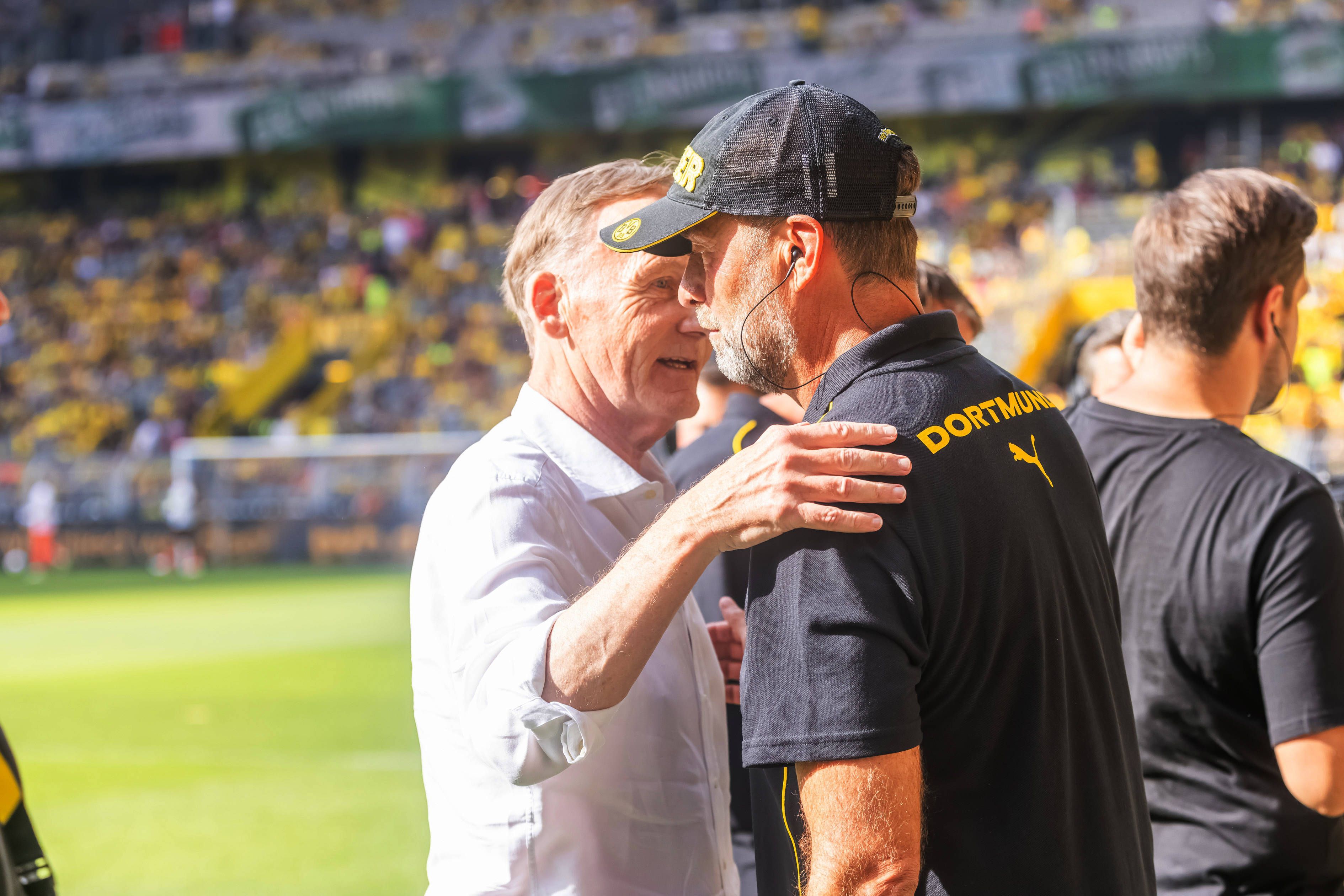 Hans-Joachim Watzke und Jürgen Klopp umarmen sich.