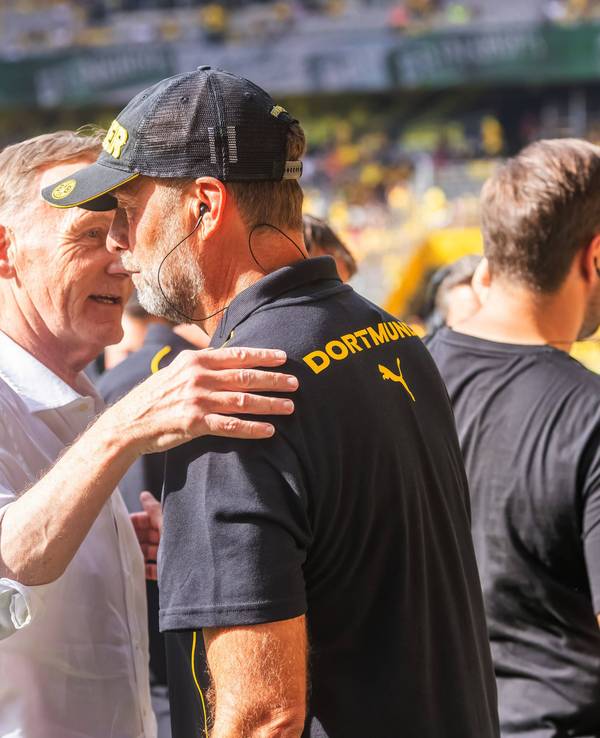 Hans-Joachim Watzke und Jürgen Klopp umarmen sich.