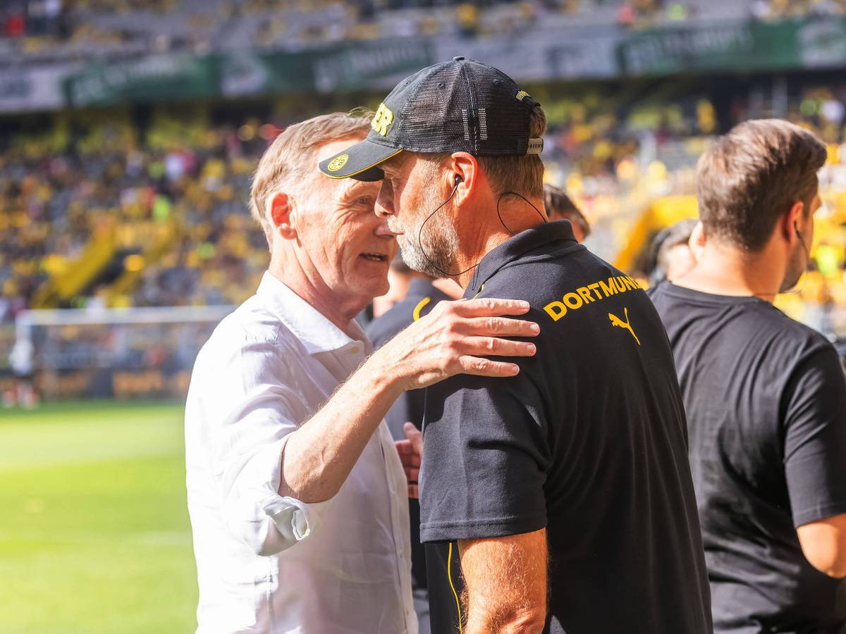 Hans-Joachim Watzke und Jürgen Klopp umarmen sich.