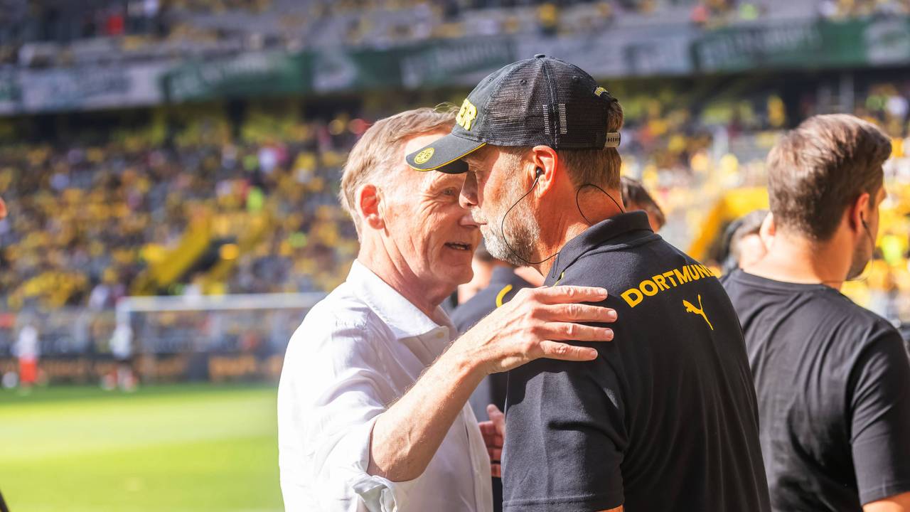 Hans-Joachim Watzke und Jürgen Klopp umarmen sich.