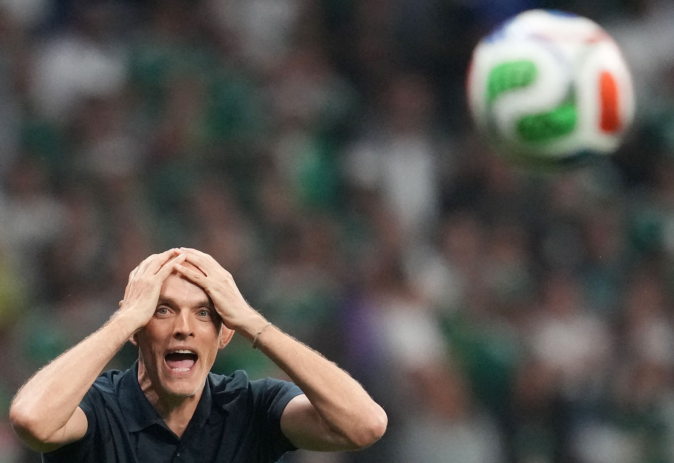 Der englische Nationaltrainer Thomas Tuchel reagiert an der Seitenlinie.