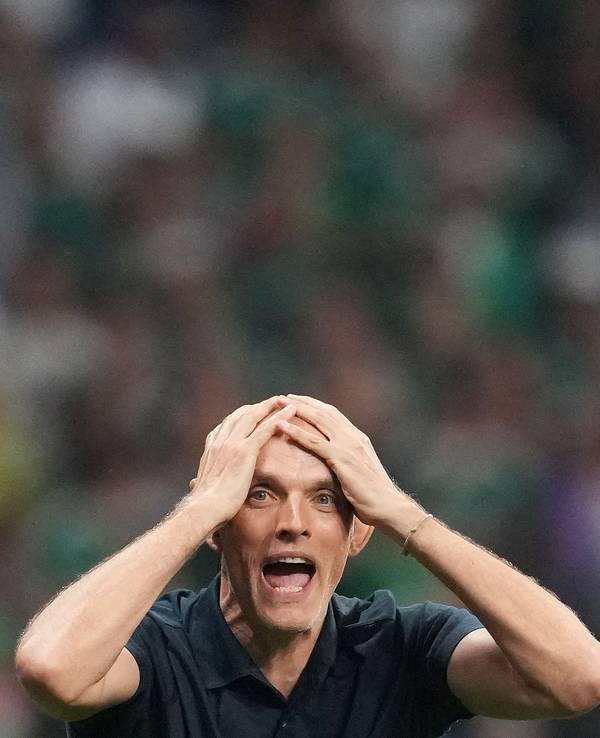 Der englische Nationaltrainer Thomas Tuchel reagiert an der Seitenlinie.