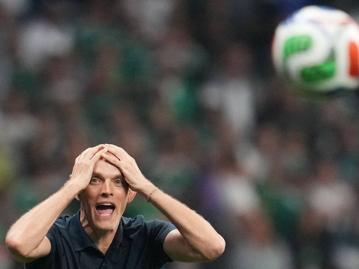 Der englische Nationaltrainer Thomas Tuchel reagiert an der Seitenlinie.