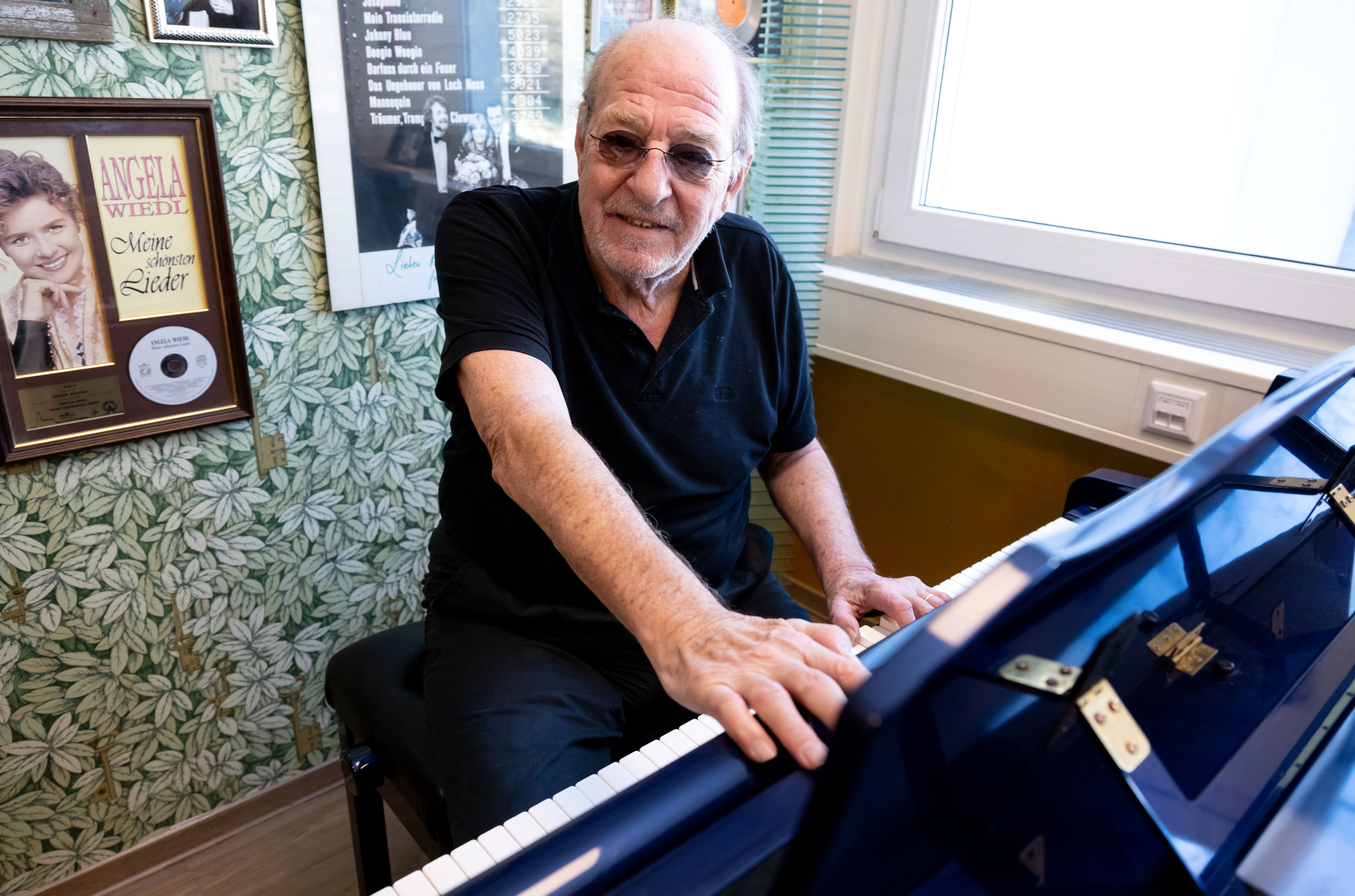 Ralph Siegel sitzt in seinem Büro an einem Klavier.