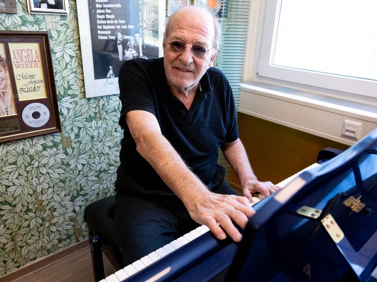 Ralph Siegel sitzt in seinem Büro an einem Klavier.
