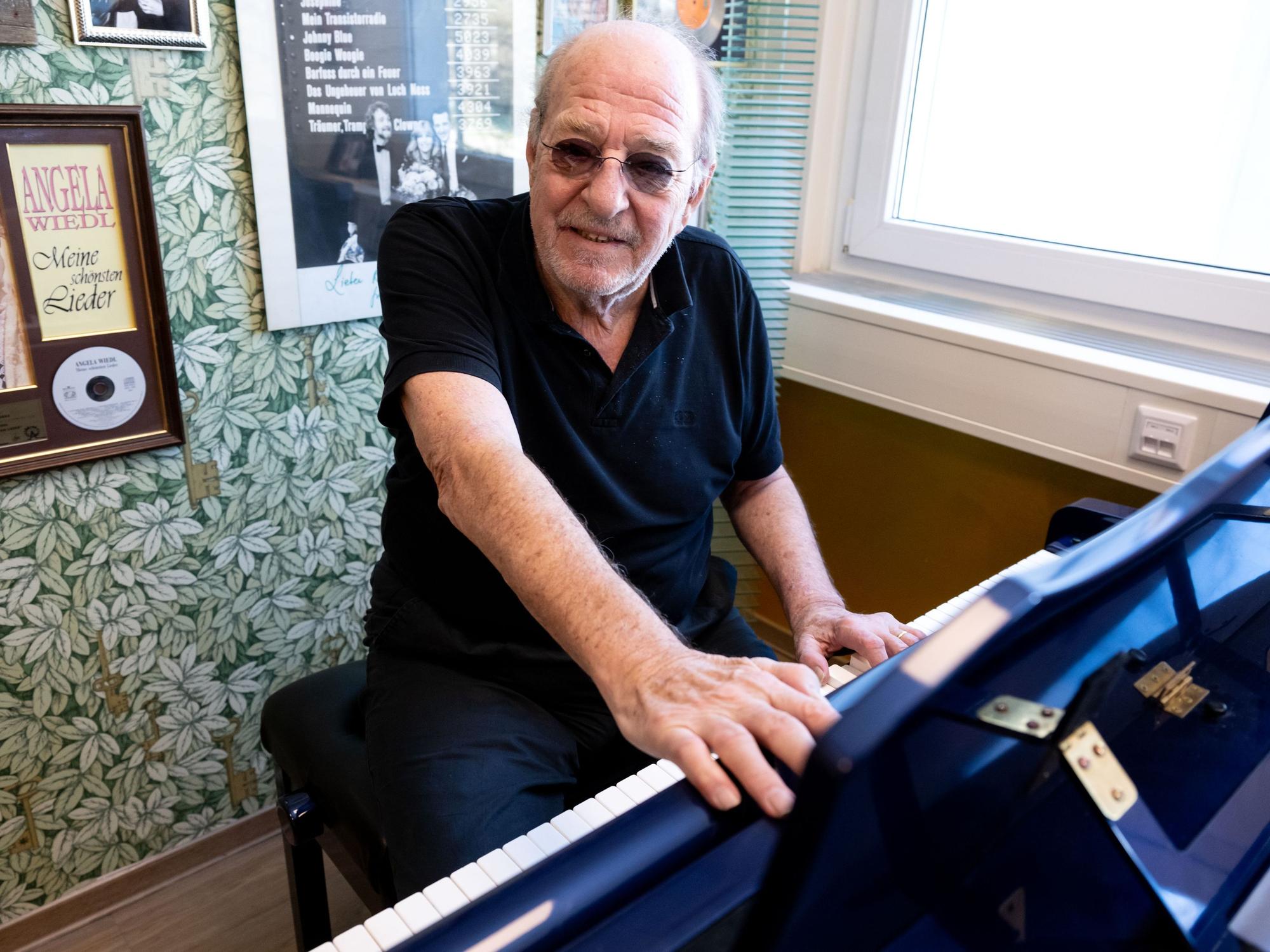 Ralph Siegel sitzt in seinem Büro an einem Klavier.