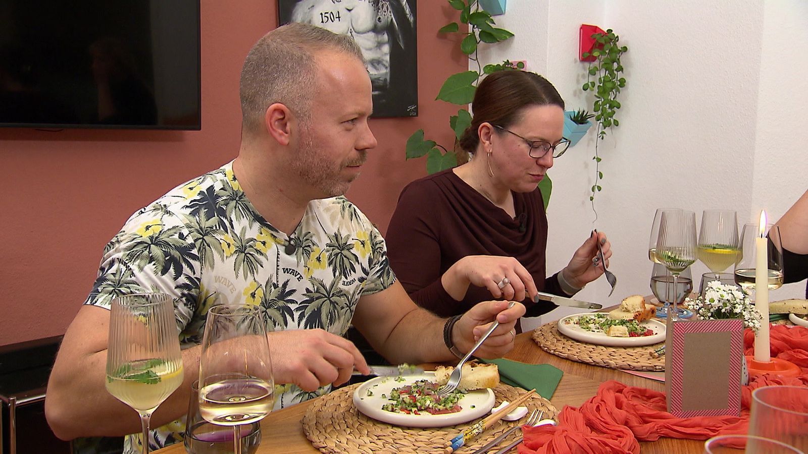 Mit dem Thunfisch-Carpaccio gelingt Franzi ein guter Start in die Woche, finden Stefan und Sabrina. (Bild: RTL)