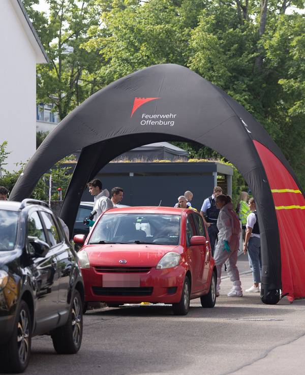 Beamte der Kriminalpolizei und der Kriminaltechnik stehen an dem Tatort in Offenburg.