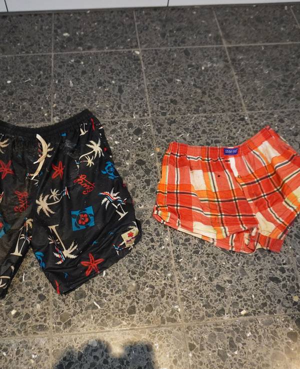 Diese Kleidungsstücke sollen dabei helfen, den Toten identifizieren zu können.