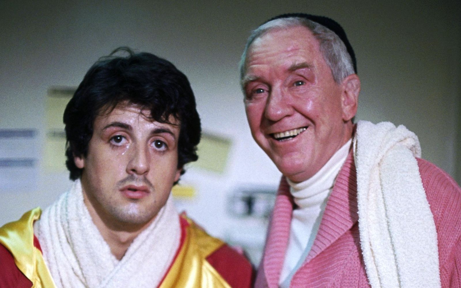 Der große Tag ist gekommen: Trainer Mickey (Burgess Meredith, rechts) strotzt vor Optimismus, sein Schützling Rocky (Sylvester Stallone) schaut noch etwas phlegmatisch aus der Boxerkluft.  (Bild: © Metro-Goldwyn-Mayer Studios Inc. All Rights Reserved.)