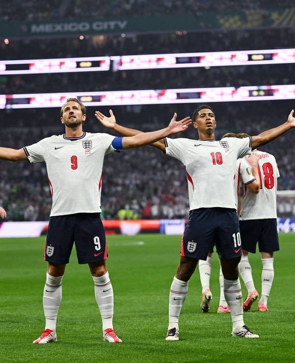 Harry Kane und Jude Bellingham jubeln vor den Fans.
