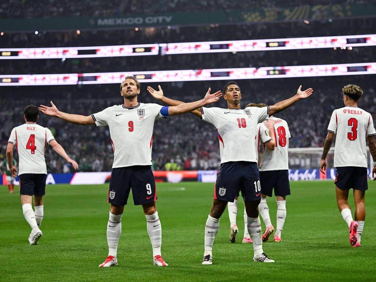Harry Kane und Jude Bellingham jubeln vor den Fans.