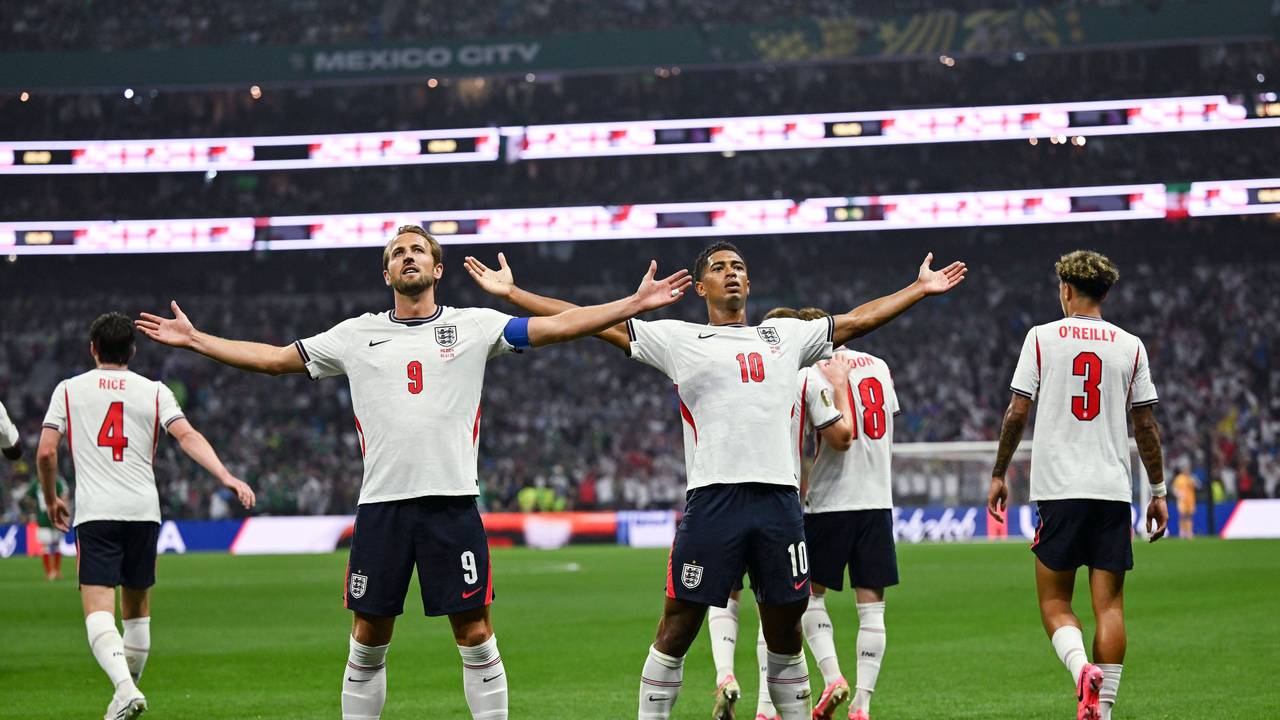 Harry Kane und Jude Bellingham jubeln vor den Fans.