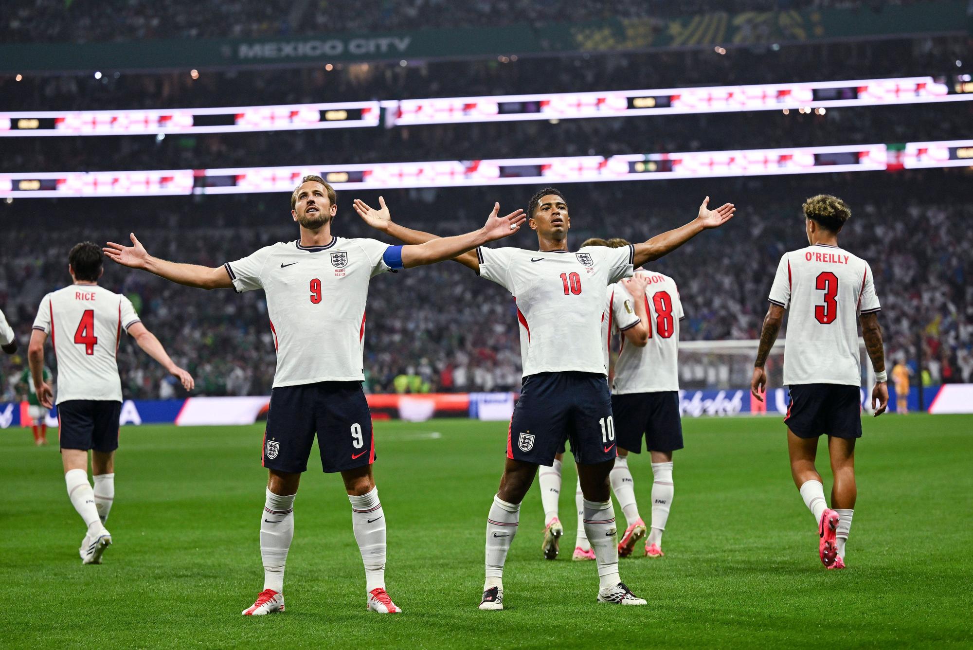 Harry Kane und Jude Bellingham jubeln vor den Fans.