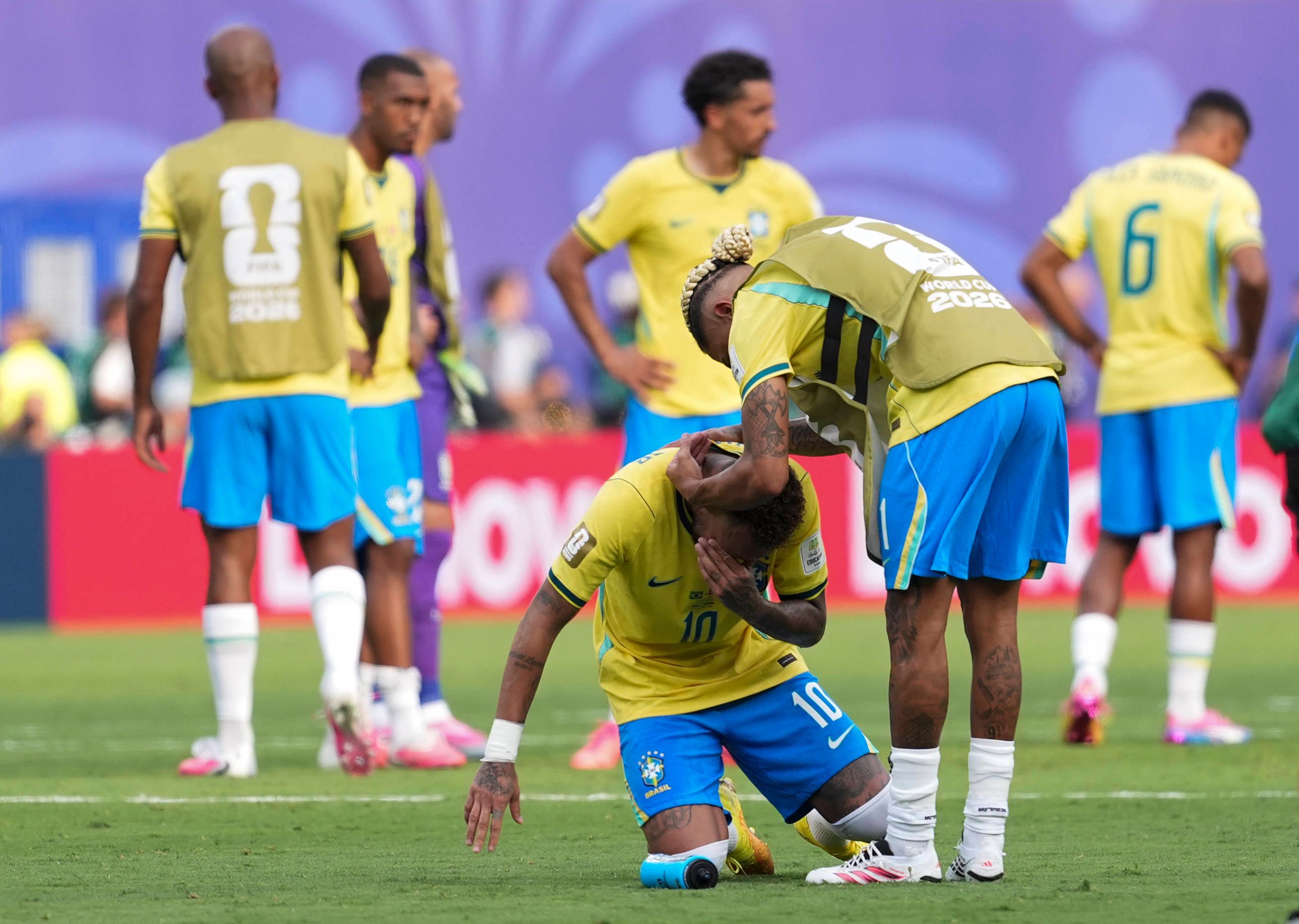 Neymar weint und wird getröstet.